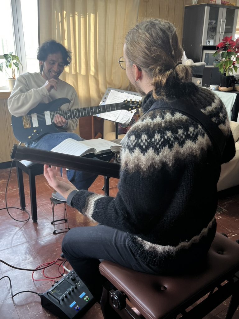 笑顔のギターレッスン風景